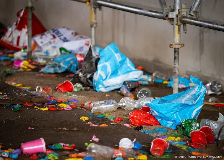 feestgangers beboet in een als kroeg ingerichte trailer in boekel