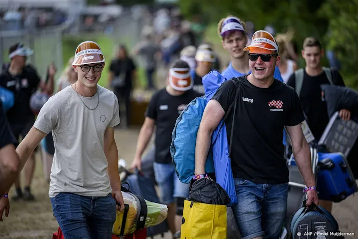 feestgangers stromen camping zwarte cross in lichtenvoorde op
