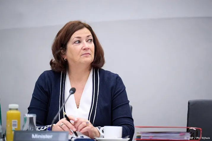 felle kritiek in kamer om trage covidregeling ziek zorgpersoneel