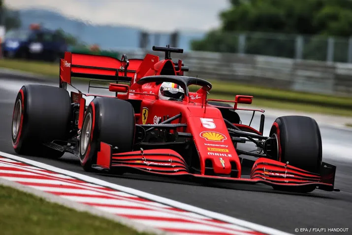 ferrari bordeauxrood in jubileumrace op eigen circuit