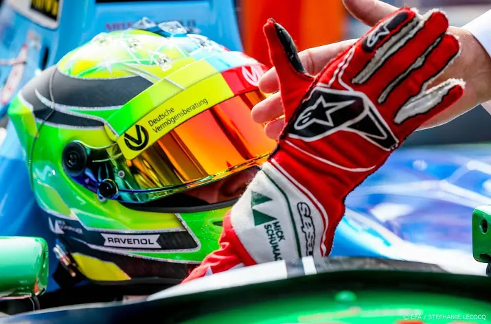 ferrari neemt zoon schumacher op in opleiding
