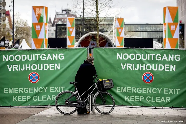 festivalterrein op binnenrotte waar route koning eindigt is vol
