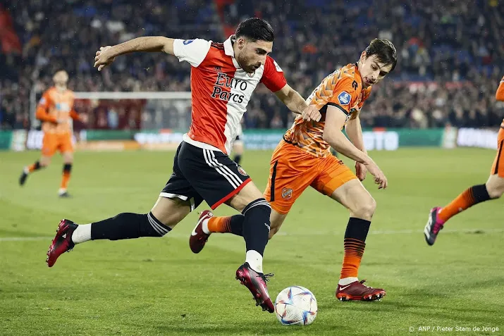 feyenoord als koploper naar ajax na nipte zege op fc volendam