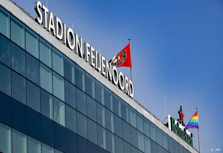 feyenoord laat regenboogvlag wapperen bij stadion