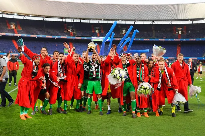 feyenoord maandagmiddag gehuldigd in de kuip