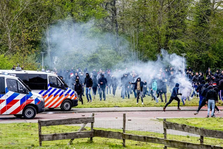 feyenoord supporters slaags met politie in rotterdam