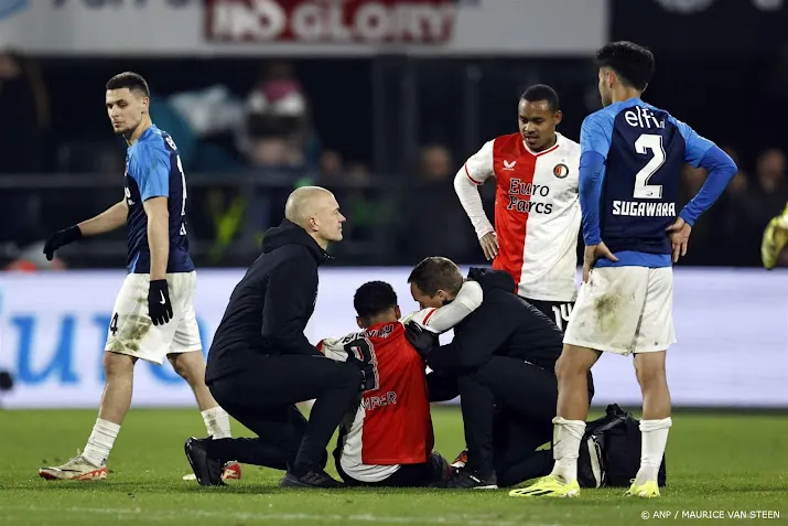 feyenoorder timber met zware hersenschudding van het veld