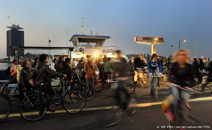 fietsdemonstratie voor bruggen over het amsterdamse ij