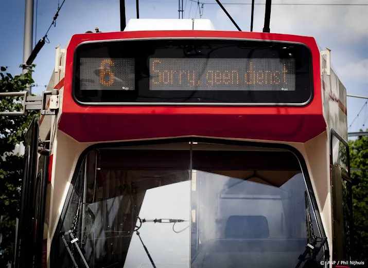 fietser 19 overleden na aanrijding met tram in den haag