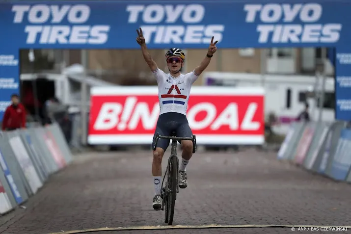 fietspech breekt zegereeks van aert pidcock wint cross in hulst