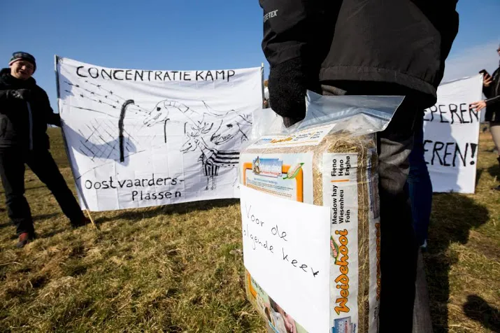 file door actie betogers oostvaardersplassen