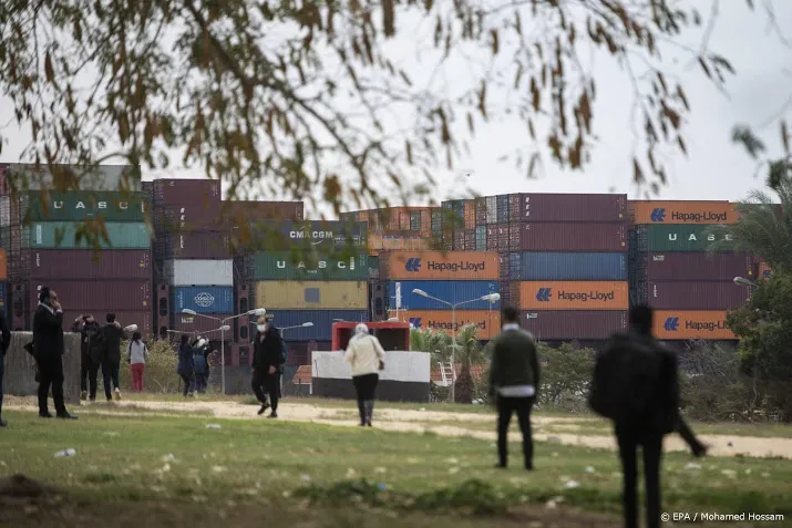 file suezkanaal naar verwachting voor zondag weggewerkt