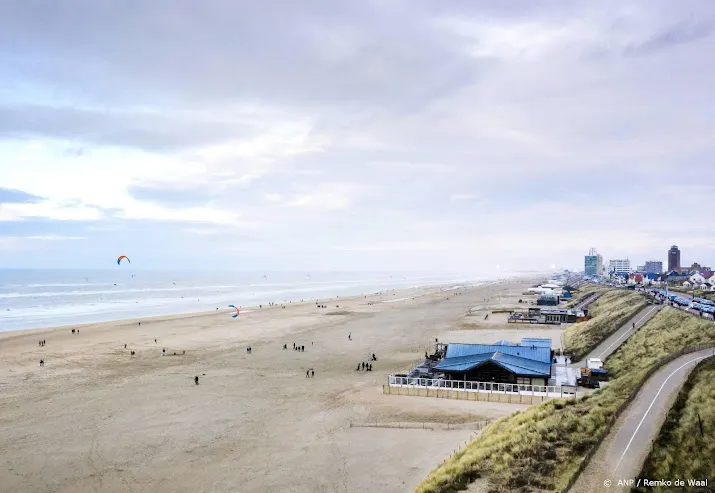 files richting strand in zandvoort op zondag