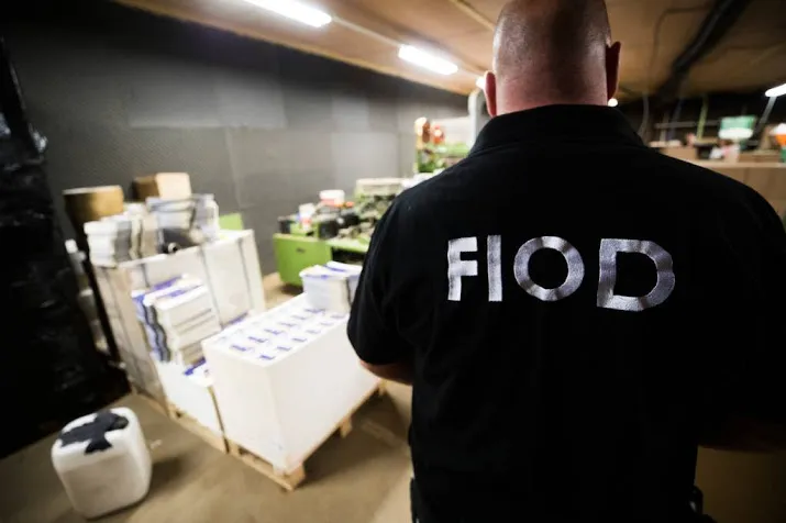 fiod vindt 15 000 euro in bloempot