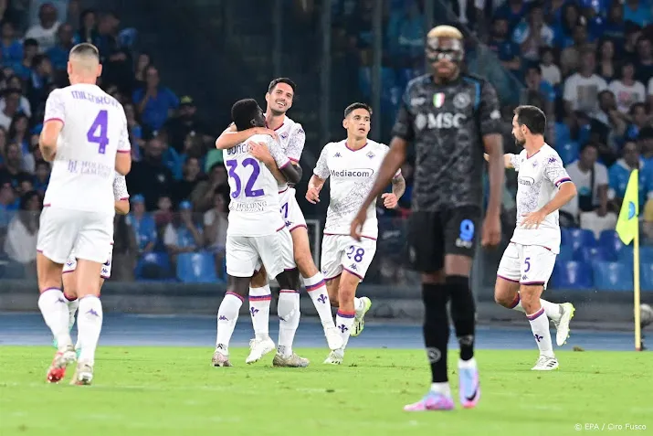 fiorentina verrast met zege bij napoli en staat derde in serie a