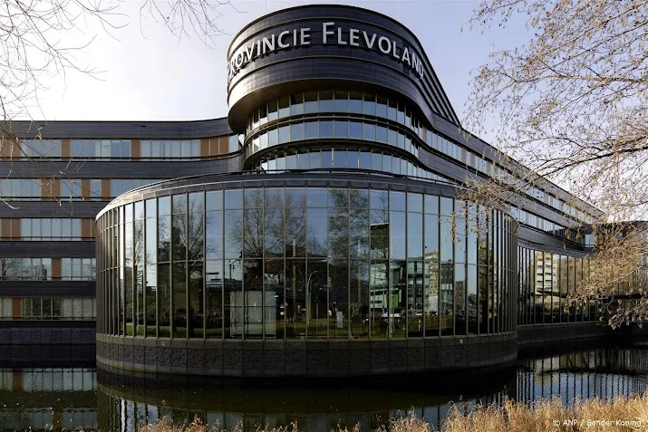 flevoland dreigt in te grijpen in gemeente almere om financien