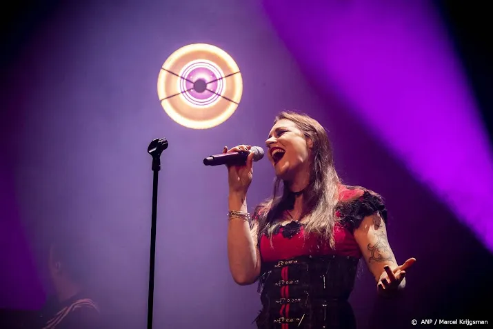 floor jansen zingt volkslied voorafgaand aan f1 race op zandvoort
