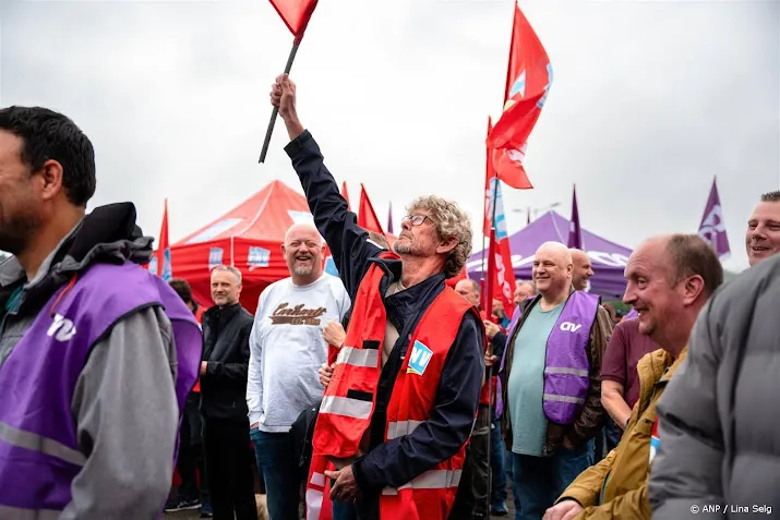 fnv in gesprek over nieuwe metaal cao even geen stakingen