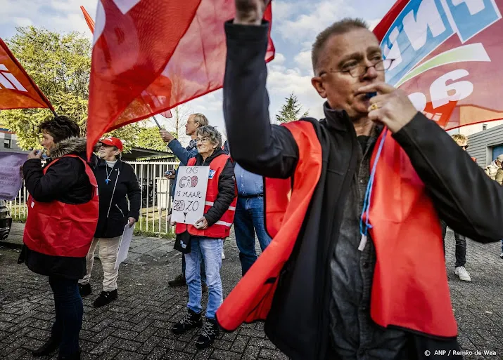 fnv kondigt nieuwe stakingen zorg en leerlingenvervoer aan