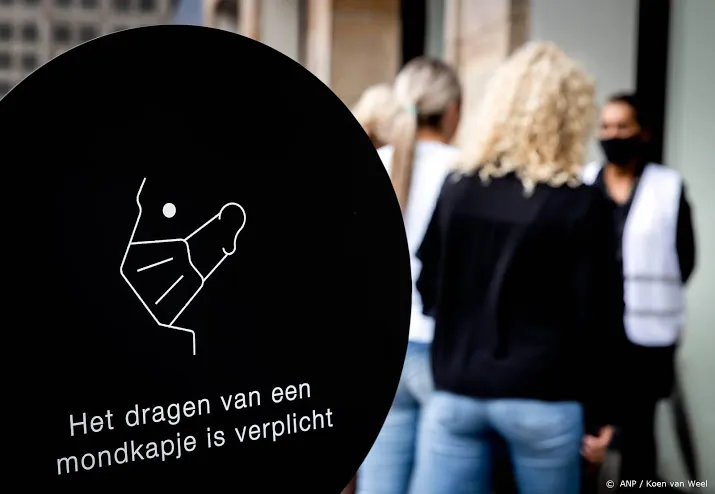 fnv pleit voor adempauze winkelpersoneel met mondkapje