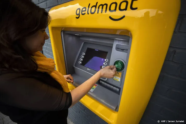 fnv roept banken op geldautomaten te behouden