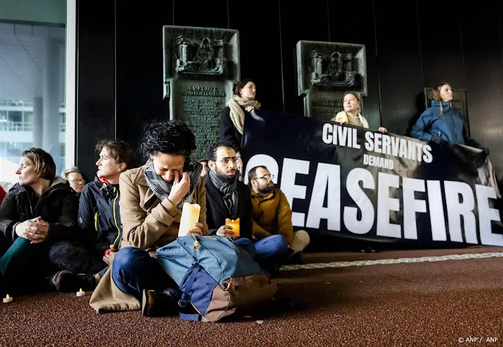 fnv roept ministerie op tot beheersen bij uitingen ambtenaren