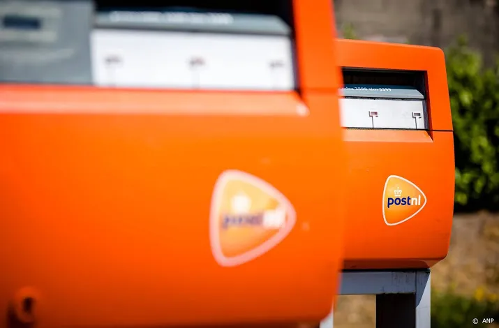 fnv sleept postnl en randstad voor de rechter