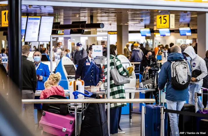 fnv vreest weer chaos op schiphol door tekort aan personeel