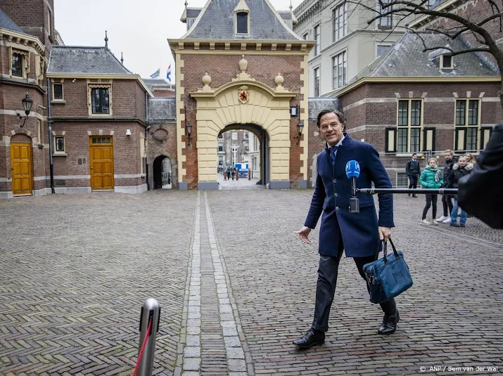 formateur rutte overhandigt eindverslag formatie aan bergkamp