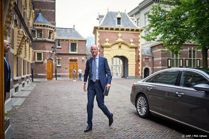 formerende partijen praten met nederlandse bank en cpb