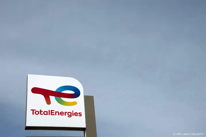 frankrijk neemt zijn eerste drijvende lng fabriek in gebruik