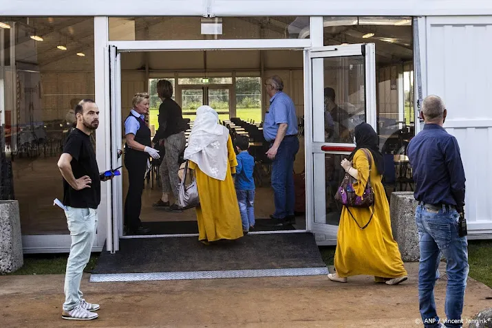 franse ambassade vangt 8 afghanen op die in zoutkamp zaten