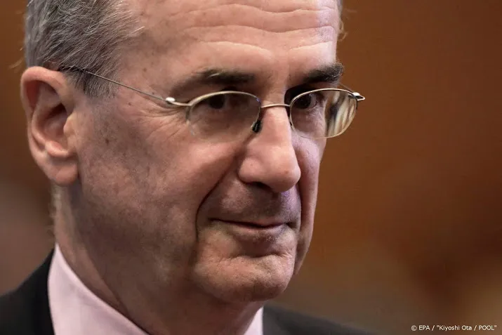 franse bankbestuurder rekent op krimp economie met 8 procent
