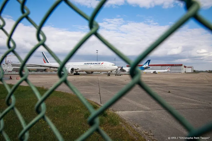 franse luchthaven orly blijft tot najaar dicht