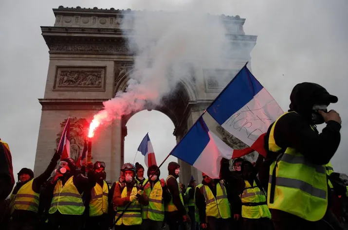 franse regering stelt verhoging benzine uit
