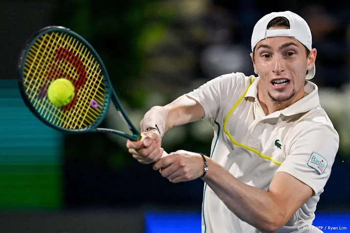 franse tennisser humbert klopt titelverdediger medvedev in dubai