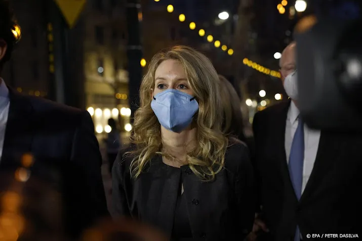 frauderende topvrouw theranos hoort pas in september haar straf