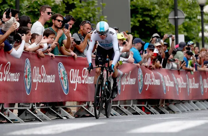 froome neemt val en tijdverlies voor lief