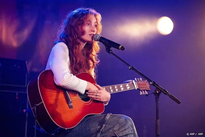froukje ontvangt drie gouden platen tijdens concert in carre