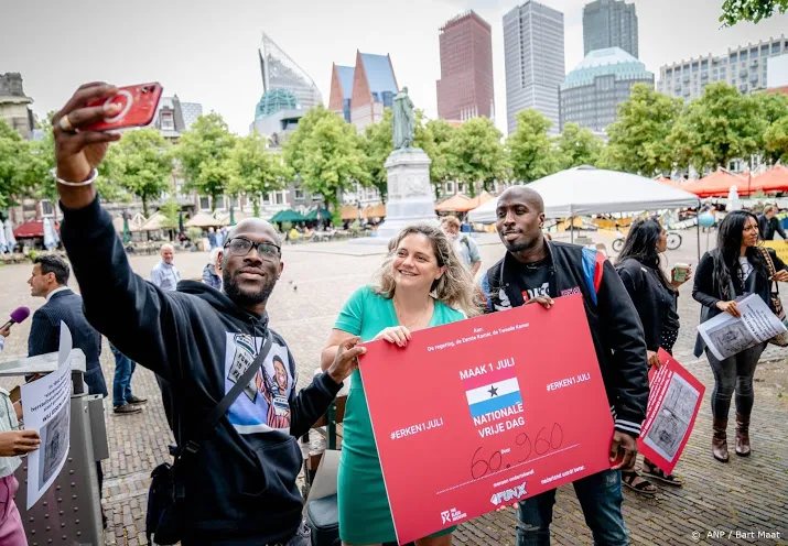 funx overhandigt keti koti petitie aan tweede kamer