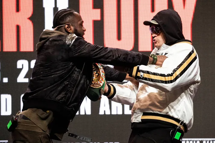 fury en wilder in las vegas pas in de boksring weer oog in oog