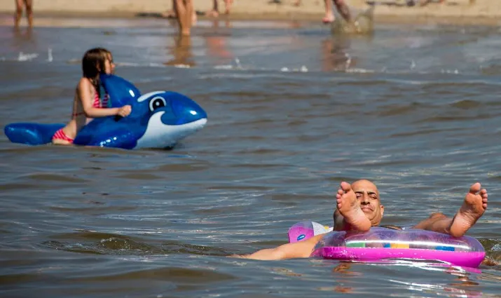 ga niet met zwemband de zee in
