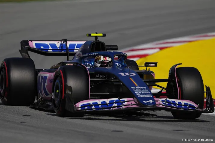 gasly rijdt verstappen in de wielen en wordt teruggezet