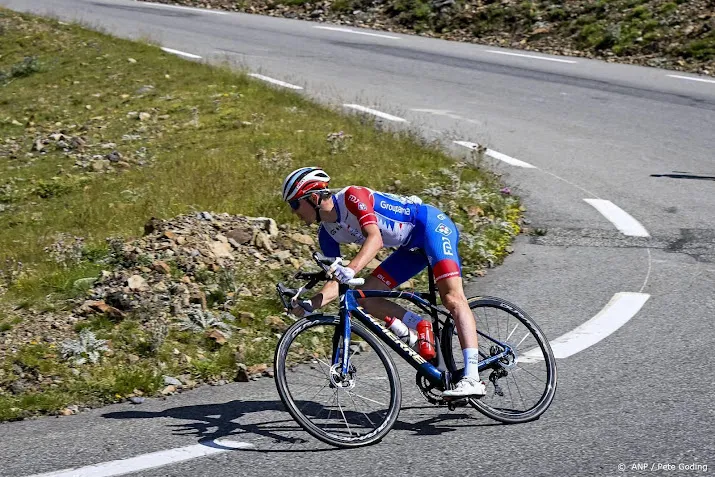 gaudu verrast van aert in derde etappe criterium du dauphine