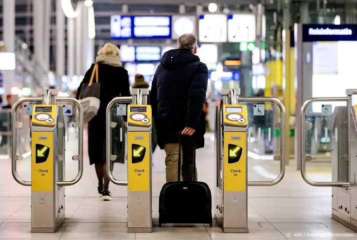 gebruik van het openbaar vervoer in 2020 bijna gehalveerd