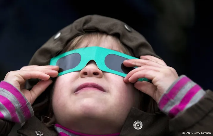 gedeeltelijke zonsverduistering boven nederland