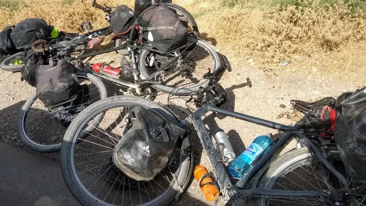 gedenkplaat op plek fietsdrama geplaatst