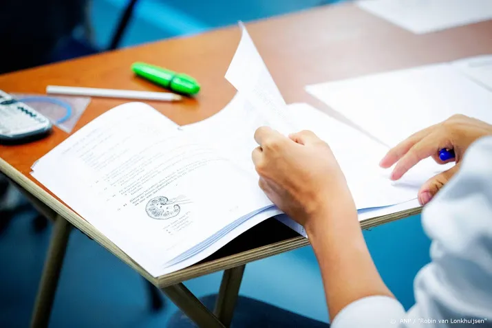 geef alle eindexamenkandidaten een diploma