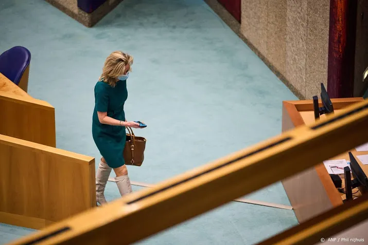 geemotioneerde oud verkenner ollongren diep door het stof