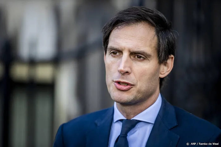 geen andere politici in quarantaine na besmetting hoekstra